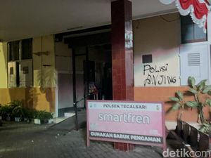 Polsek Tegalsari Surabaya Jadi Sasaran Amuk Massa Polsek Tegalsari Surabaya Jadi Sasaran Amuk Massa