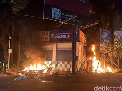 Pos Polisi di Alauddin Makassar Dibakar Massa Demo Depan UNM