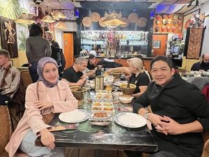 Potret Pasha Ungu Saat Makan bersama Istri di Inggris hingga Belanda Potret Pasha Ungu Saat Makan bersama Istri di Inggris hingga Belanda