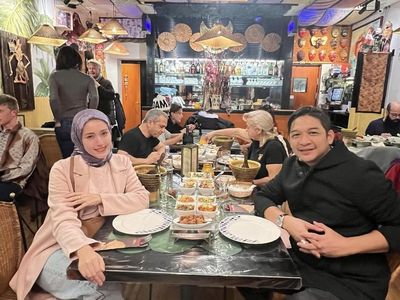 Potret Pasha Ungu Saat Makan bersama Istri di Inggris hingga Belanda