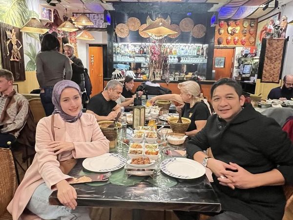 Potret Pasha Ungu Saat Makan bersama Istri di Inggris hingga Belanda