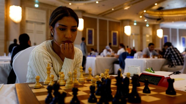 Rouda Alserkal bermain catur di Festival Internasional Abu Dhabi ke-31, di Abu Dhabi, Uni Emirat Arab. Grandmaster Wanita pertama dari Teluk ini menginspirasi generasi muda pecatur. Foto: REUTERS/Raghed Waked