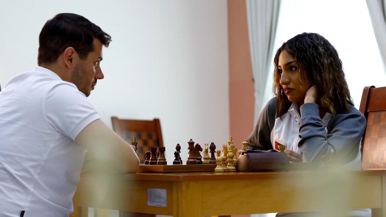 Gelar bersejarah ini diraihnya di usia 16 tahun, menandai tonggak baru catur Teluk. Foto: REUTERS/Raghed Waked