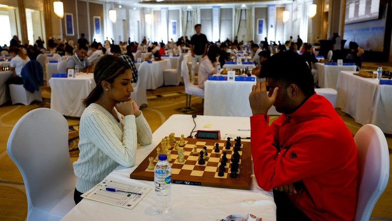 Rouda memikirkan langkah dalam sebuah pertandingan internasional. Prestasinya menembus panggung dunia menjadikannya simbol peluang bagi perempuan Emirat. Foto: REUTERS/Raghed Waked