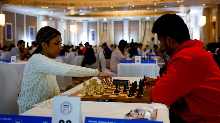 Sosoknya kini jadi panutan bagi anak-anak yang bermimpi menorehkan prestasi di olahraga strategi ini. Foto: REUTERS/Raghed Waked