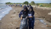 Pulihkan Populasi Ikan, Siswa SMK Indramayu Punguti Sampah di Pantai