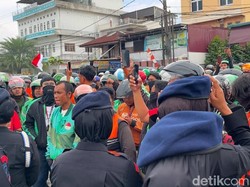 Ojol Demo ke Brimob Polda Sumut Buntut Affan Tewas Dilindas Rantis