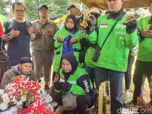 Tangis Haru Rekan Ojol di Pusara Affan Kurniawan Korban Rantis Brimob