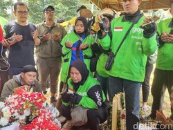 Tangis Haru Rekan Ojol di Pusara Affan Kurniawan Korban Rantis Brimob