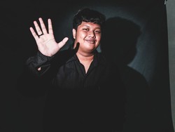 Reza Ghozali Tuang Cinta Diam-diam dalam Album Debut