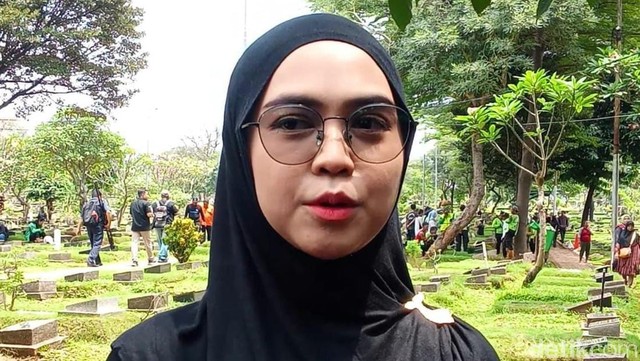 Berita Seputar Selebriti Insertlive Terkini : Duka Mendalam Ria Ricis atas Meninggalnya Driver Ojol Dilindas Mobil Brimob