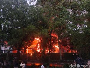 Demo di Depan DPRD Jabar, Motor hingga Rumah Terbakar Demo di Depan DPRD Jabar, Motor hingga Rumah Terbakar