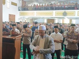 Kapolda Jatim hingga Anggota Gelar Salat Gaib untuk Driver Ojol Affan