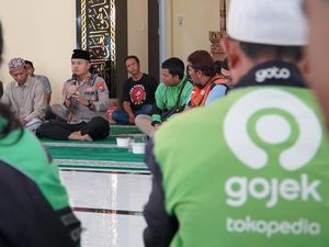 Polisi Gresik Bareng Komunitas Ojol Salat Gaib untuk Affan Kurniawan