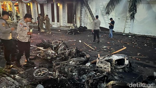 Fasum Rusak dan Motor Pasca Aksi Demo di Grahadi