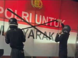 Spanduk Polri untuk Masyarakat di Buleleng Dipasangi Lakban Silang Spanduk Polri untuk Masyarakat di Buleleng Dipasangi Lakban Silang