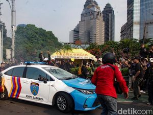 Sempat Memanas, Begini Demo Bela Ojol Dilindas Rantis di Depan Polda Metro