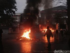 Video: Tangis Satpam Gedung Sate Motornya Dibakar Massa Video: Tangis Satpam Gedung Sate Motornya Dibakar Massa