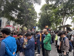 Ratusan Massa Demo di Depan Kantor DPRD Sumut, Jalan Imam Bonjol Ditutup