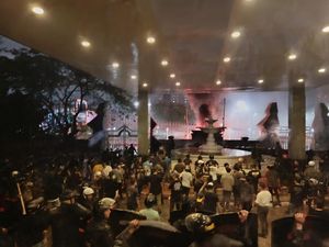 Demo di Polda Metro Makin Panas, Molotov Meletus-Gas Air Mata Dilepas