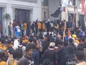 Demo di Kantor DPRD Jambi Ricuh, Satu Mobil Dinas Terbakar