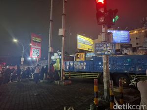 Demo di Polda DIY Memanas, Simpang Empat Condong Catur Ditutup Truk