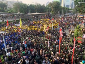 Situasi Terkini di Jalan Sudirman Depan Polda Metro Jaya Dipenuhi Mahasiswa
