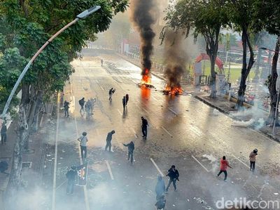 Suasana Demo di Grahadi, Massa Bakar Motor
