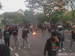 Demo Bela Affan di Depan Polda Jateng, Jalan Pahlawan Semarang Lumpuh