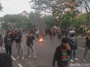Demo Bela Affan di Depan Polda Jateng, Jalan Pahlawan Semarang Lumpuh Demo Bela Affan di Depan Polda Jateng, Jalan Pahlawan Semarang Lumpuh