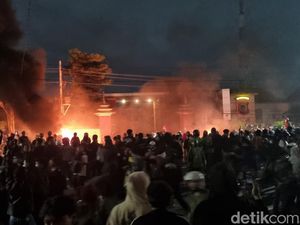 Ditembaki Gas Air Mata, Massa di Halaman Polda DIY Berhamburan ke Luar