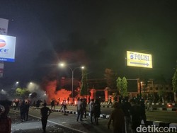 Potret Ricuh Demo di Polda DIY, Api Membara dan Asap Pekat Membubung