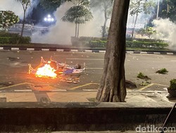 Suasana Terkini Aksi Ojol di Semarang, Pembatas Jalan Dibakar-Jalanan Berasap