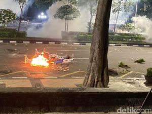 Suasana Terkini Aksi Ojol di Semarang, Pembatas Jalan Dibakar-Jalanan Berasap Suasana Terkini Aksi Ojol di Semarang, Pembatas Jalan Dibakar-Jalanan Berasap