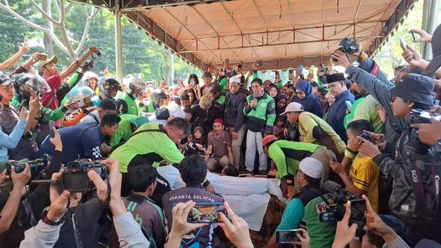 Suasana pemakaman pengemudi ojek online atau ojol bernama Affan Kurniawan yang tewas dilindas mobil rantis Brimob (Belia/detikcom)