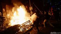 Potret Demo Ricuh di Polda Metro Jaya