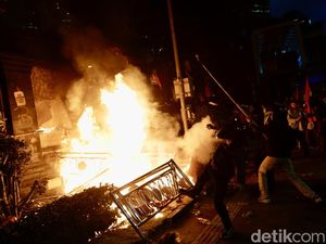 Potret Demo Ricuh di Polda Metro Jaya