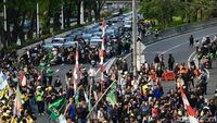 Suasana Lalu Lintas di Sekitar Polda Metro Jaya