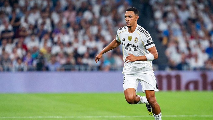 Trent Alexander-Arnold of Real Madrid is in action with the ball during the LaLiga EA Sports football match between Real Madrid CF and CA Osasuna at Estadio Santiago Bernabeu in Madrid, Spain, on August 19, 2025. (Photo by Alberto Gardin/NurPhoto via Getty Images)