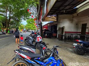 Pejalan Kaki Tersingkir, Trotoar di Pusat Kabupaten Sukabumi Jadi Parkiran Pejalan Kaki Tersingkir, Trotoar di Pusat Kabupaten Sukabumi Jadi Parkiran