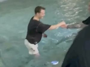 Nekat Berenang di Air Mancur Trevi, Turis Dijemput Polisi Nekat Berenang di Air Mancur Trevi, Turis Dijemput Polisi