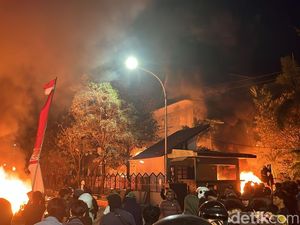 Video: Makassar Mencekam! Massa Jebol Pagar DPRD, Mobil-Motor Dibakar