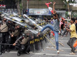 Ricuh Aksi di Medan, Massa Lempar Batu dan Bakar Pos Polisi