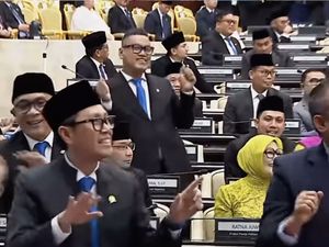Uya Kuya Klarifikasi dan Minta Maaf Joget-joget di DPR Bikin Sakit Hati Rakyat Uya Kuya Klarifikasi dan Minta Maaf Joget-joget di DPR Bikin Sakit Hati Rakyat