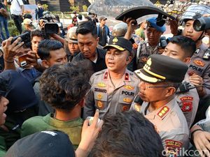 Wakapolda Metro Temui Massa BEM SI, Janji Usut Tuntas Kematian Affan Ojol Wakapolda Metro Temui Massa BEM SI, Janji Usut Tuntas Kematian Affan Ojol