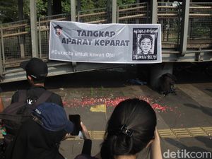 Warga Tabur Bunga di Depan Polda Metro, Kutuk Tewasnya Affan Kurniawan Warga Tabur Bunga di Depan Polda Metro, Kutuk Tewasnya Affan Kurniawan