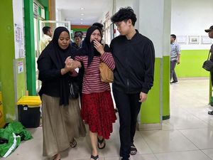 Willie Salim Temani Ibu Affan Kurniawan dari RS Sampai Rumah Duka Willie Salim Temani Ibu Affan Kurniawan dari RS Sampai Rumah Duka