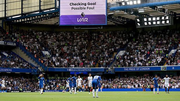 LONDON, ENGLAND - AUGUST 30: General view inside the stadium as Joshua King of Fulham (not pictured) has his goal checked by VAR for a possible foul during the Premier League match between Chelsea and Fulham at Stamford Bridge on August 30, 2025 in London, England. (Photo by Mike Hewitt/Getty Images)