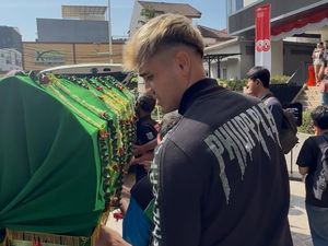 Aisar Khaled Antar Affan Kurniawan ke Pemakaman: Kita Manusia Punya Hati Aisar Khaled Antar Affan Kurniawan ke Pemakaman: Kita Manusia Punya Hati