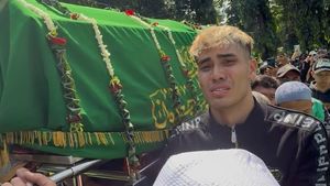 Selebgram Malaysia, Aisar Khaled Gotong Keranda Affan Kurniawan-Bagi Uang ke Ojol